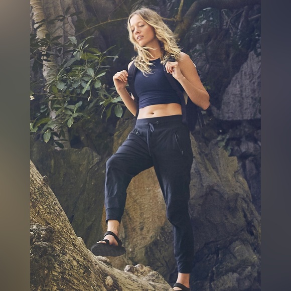 NWT Athleta Conscious Crop A-C | NAVY - Picture 1 of 8